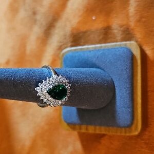 Elegant Silver Ring with Emerald Green Stone